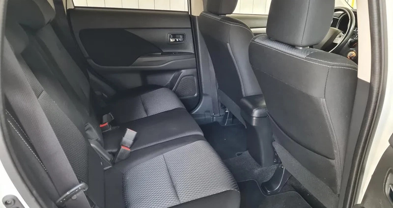 Mitsubishi Outlander cena 75000 przebieg: 133000, rok produkcji 2017 z Pilawa małe 466